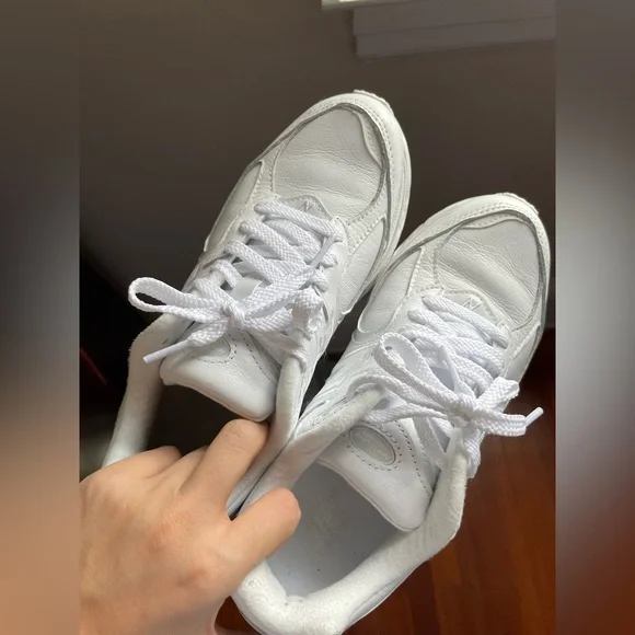 New Balance Sneakers Sz 8.5 - Picture 3 of 12